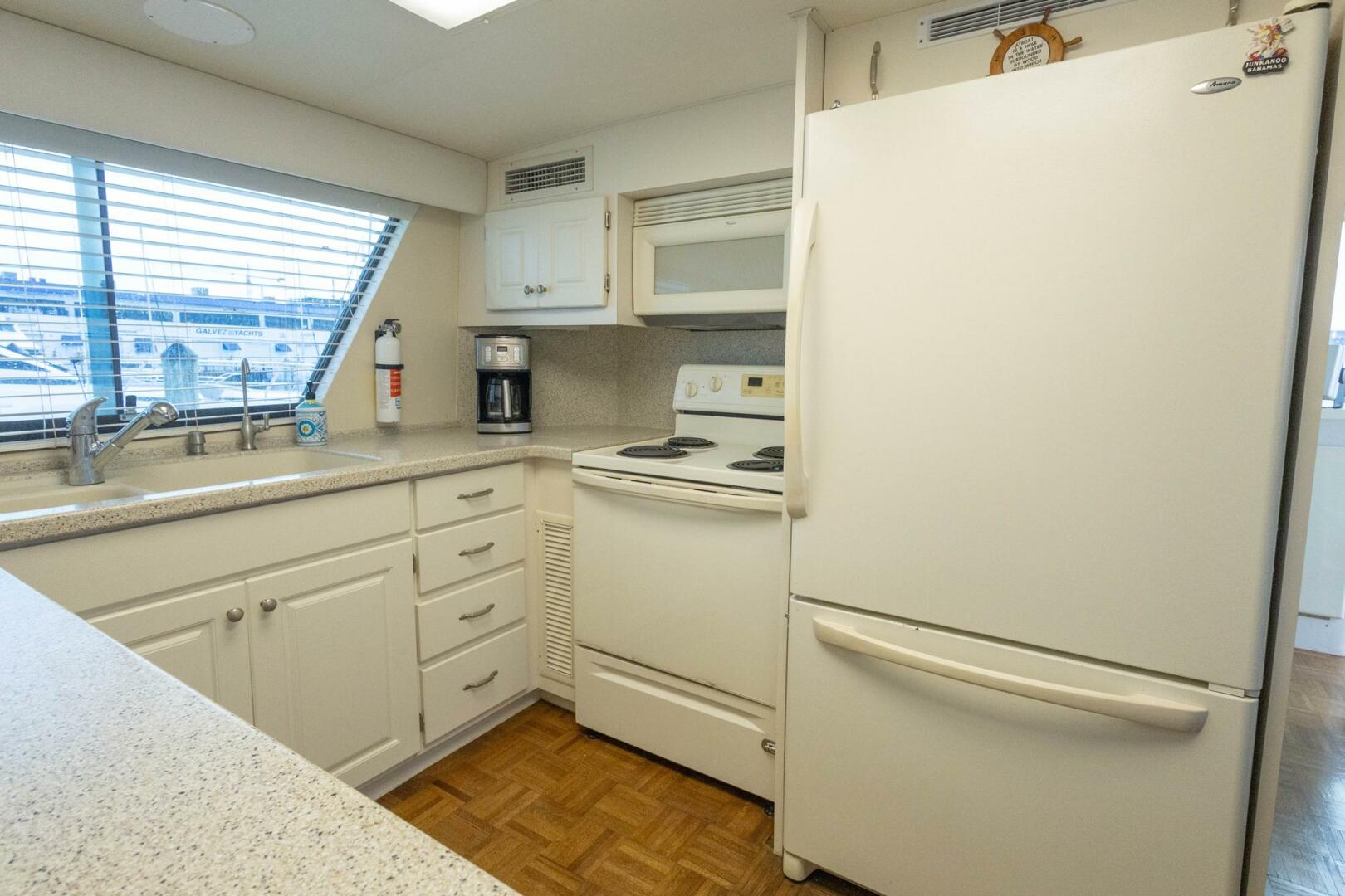 JUNKANOO 70ft Hatteras Yacht For Sale