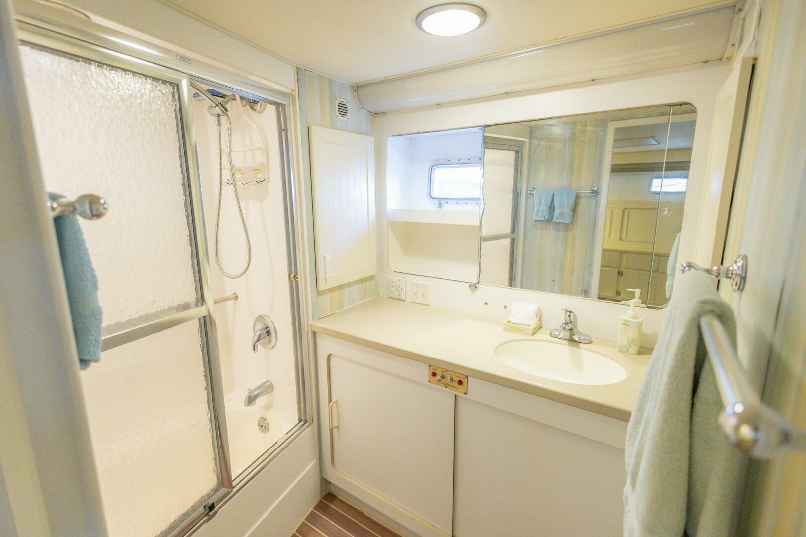 JUNKANOO 70ft Hatteras Yacht For Sale