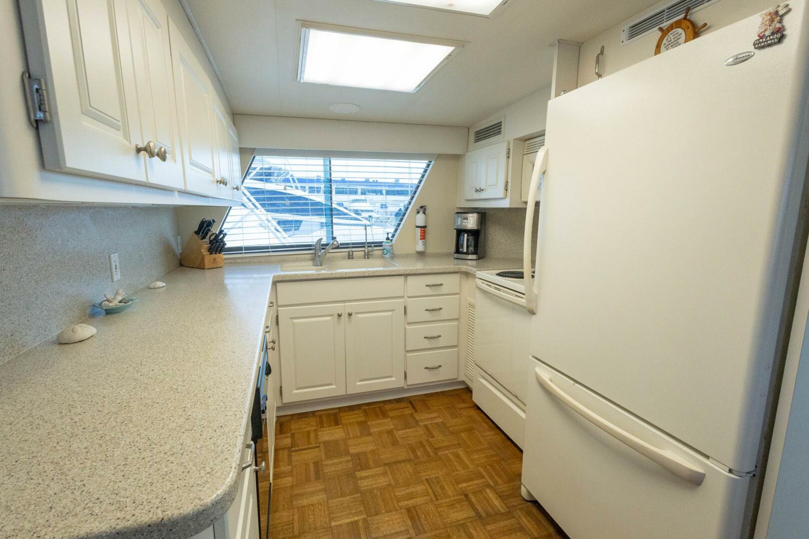 JUNKANOO 70ft Hatteras Yacht For Sale