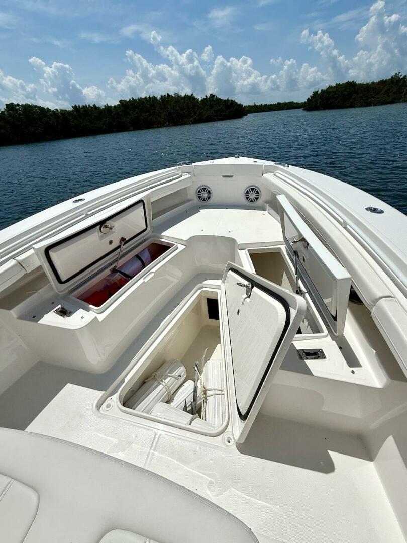 2024 Regulator 23 Bow Storage