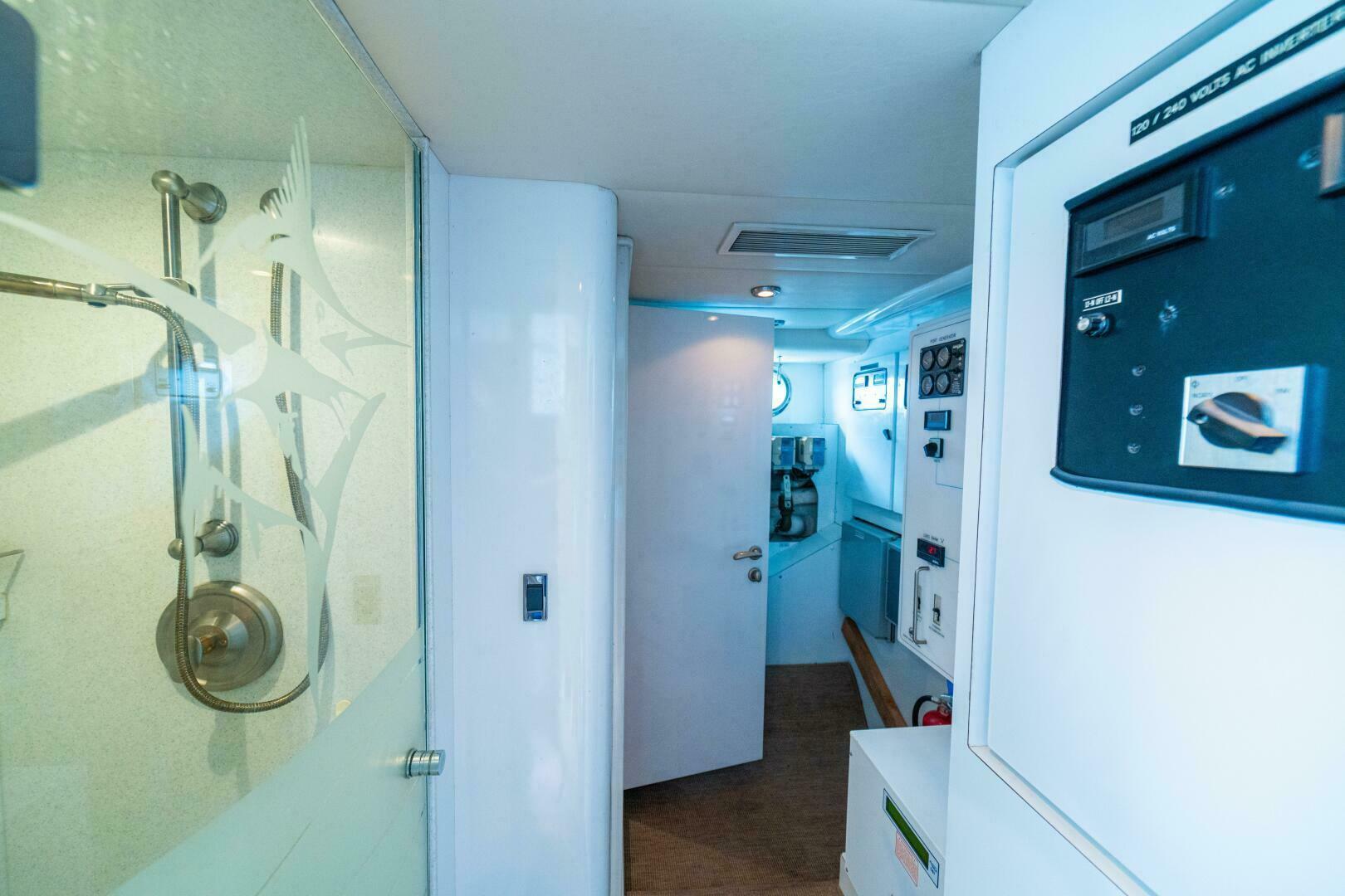 PRIMETIME 98ft Queenship Yacht For Sale
