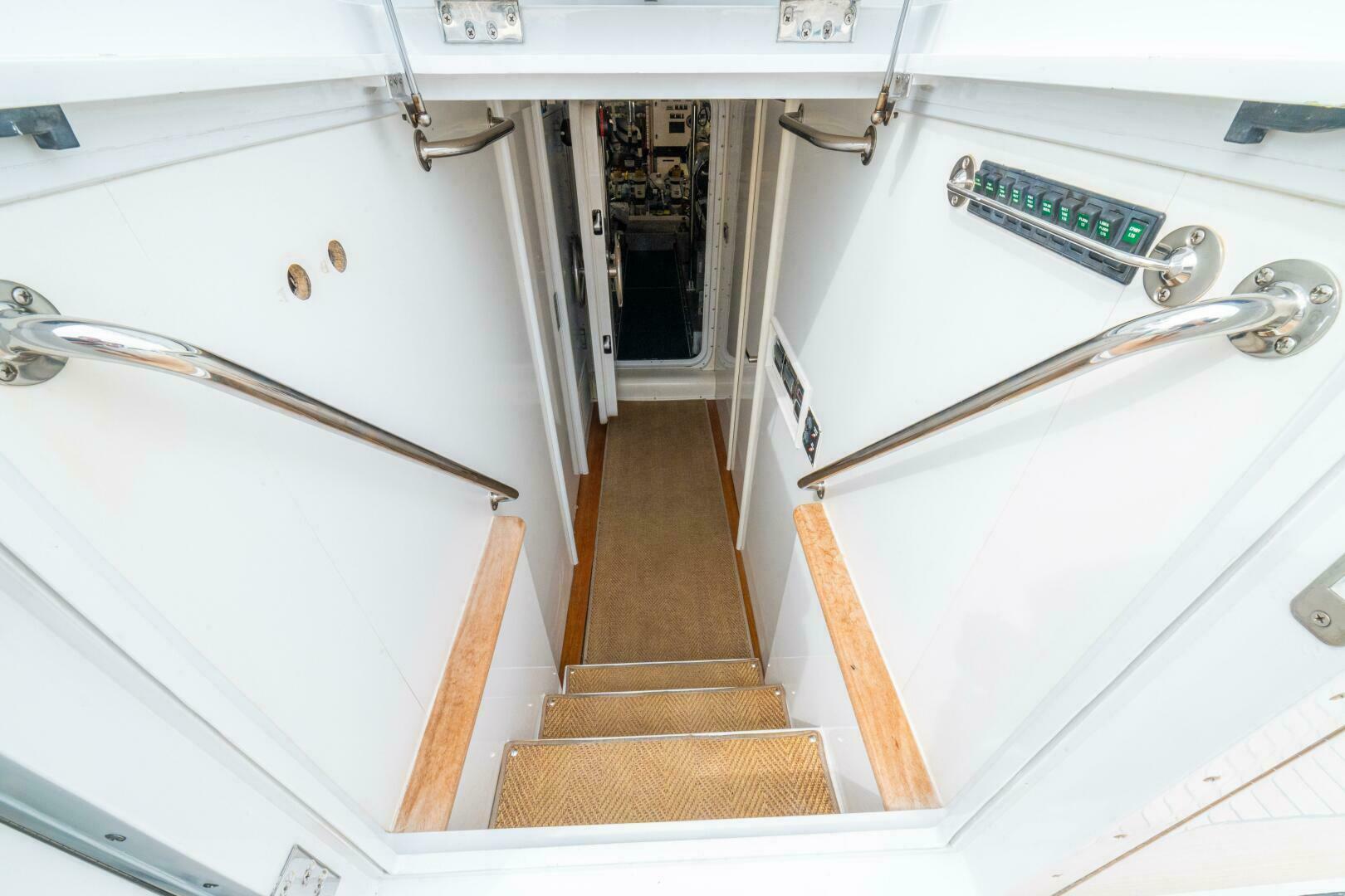 PRIMETIME 98ft Queenship Yacht For Sale