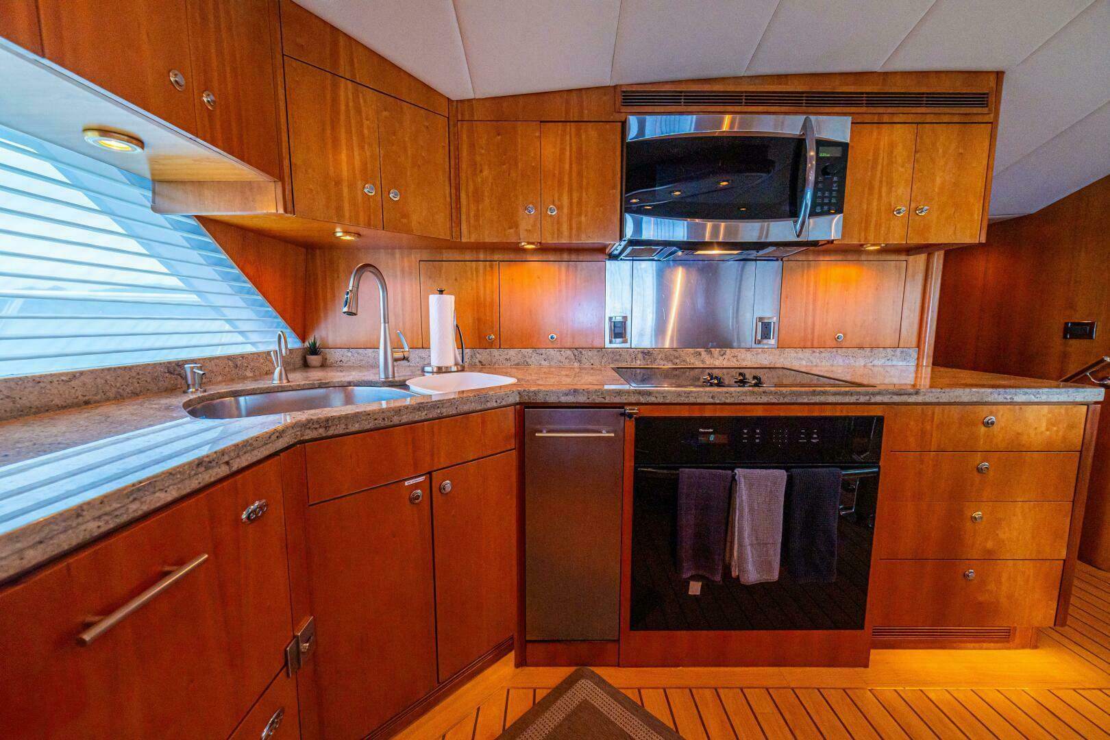 PRIMETIME 98ft Queenship Yacht For Sale