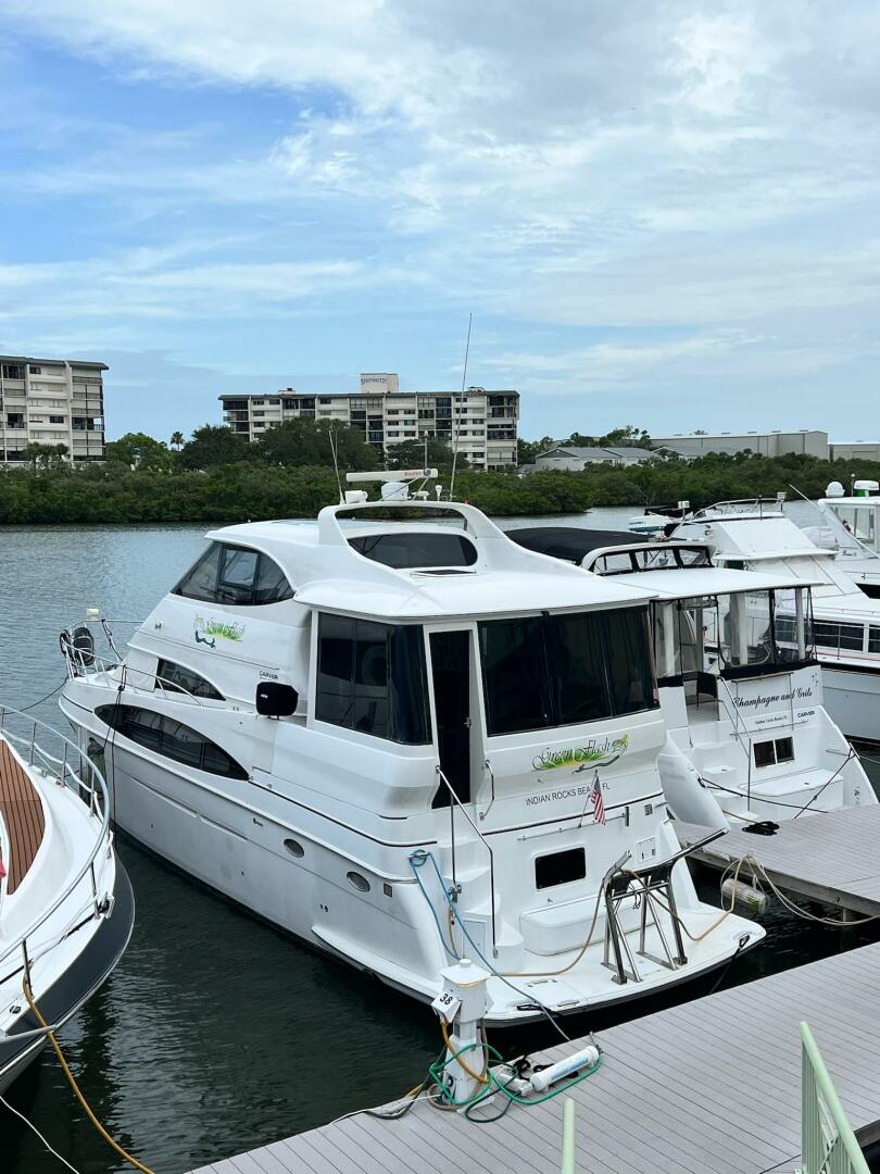 2000 Carver 506 Motor Yacht docked at marina with buildings 