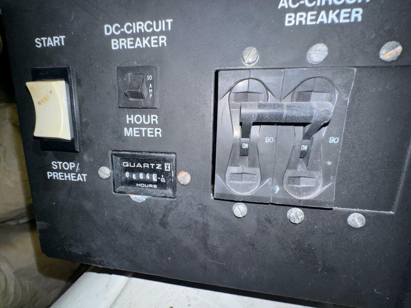 Control panel of a 2000 Carver 506 Motor Yacht with hour met