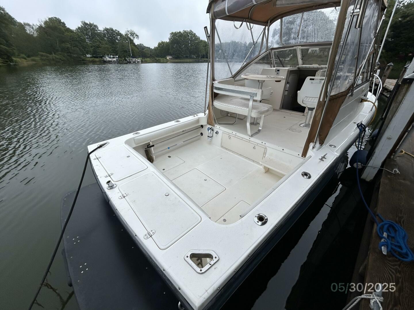 26' Shamrock cockpit forward