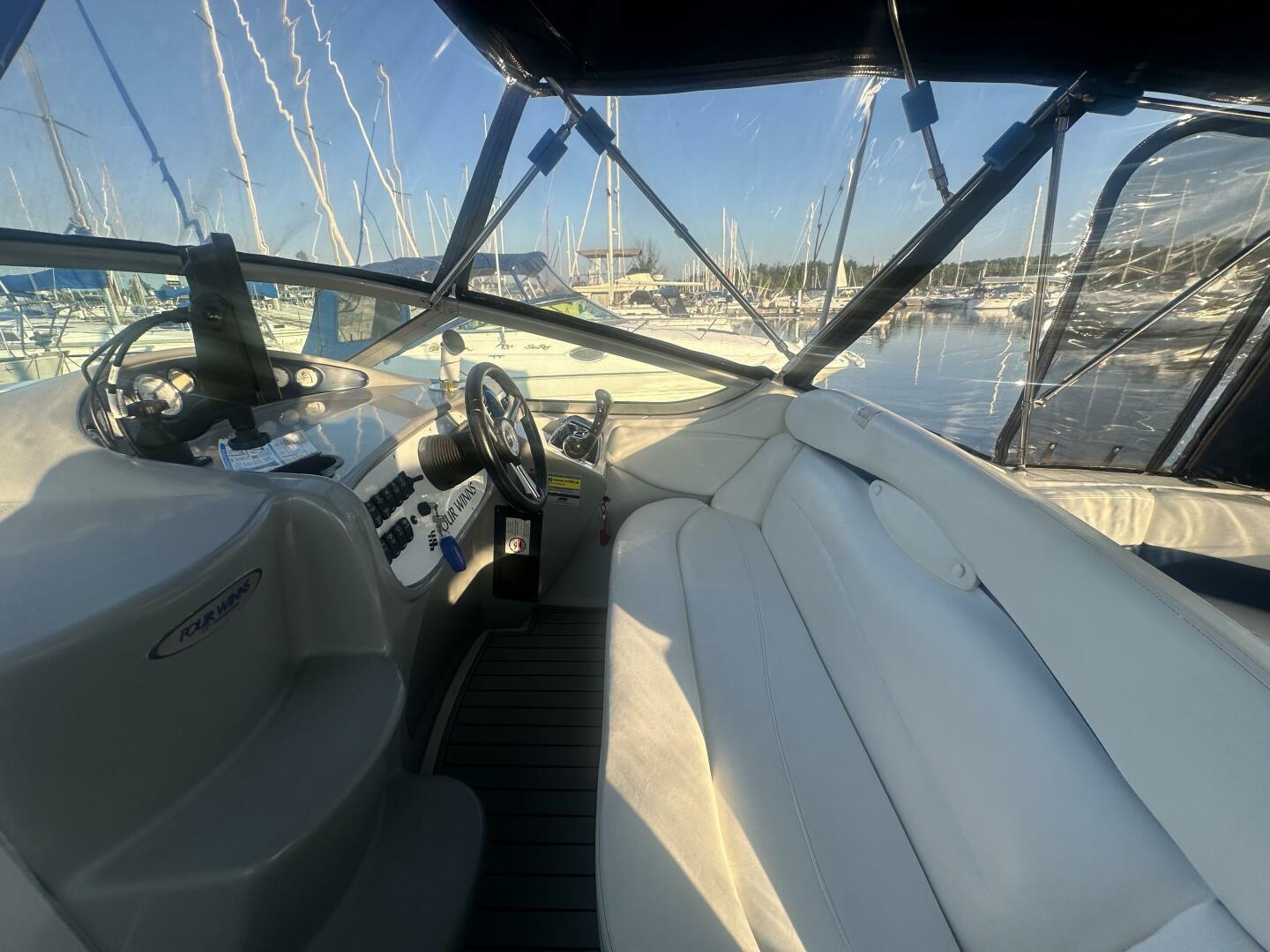 Apres Ski 26ft Four Winns Yacht For Sale