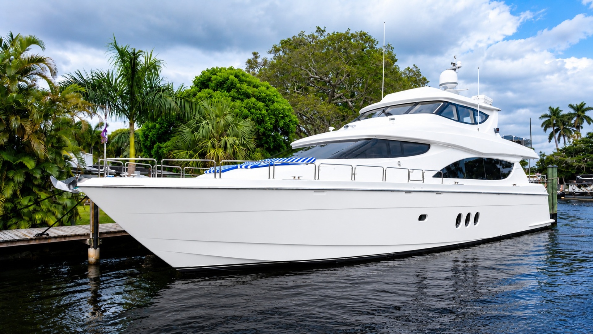 TOP SHELF 80ft Hatteras Yacht For Sale
