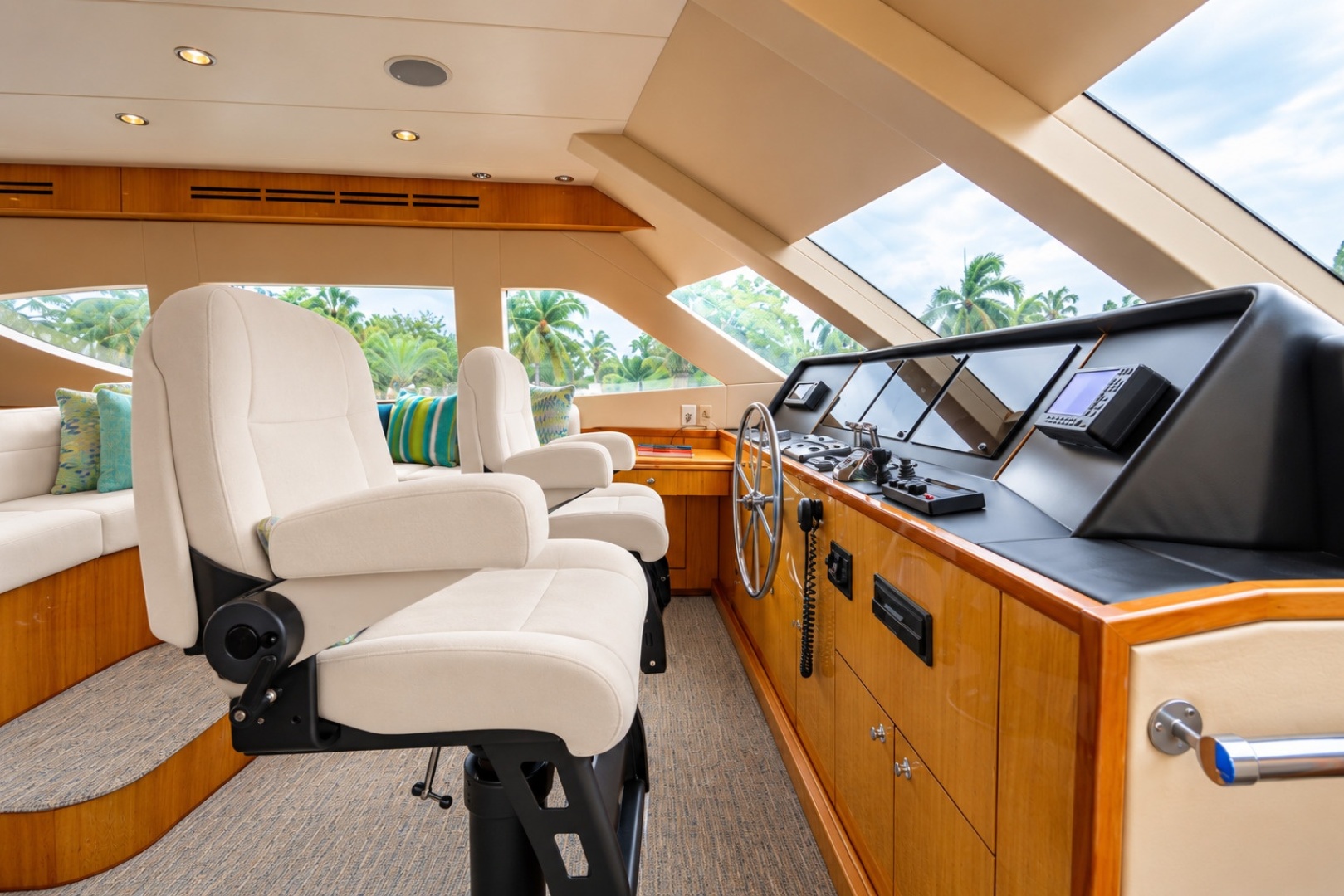 TOP SHELF 80ft Hatteras Yacht For Sale