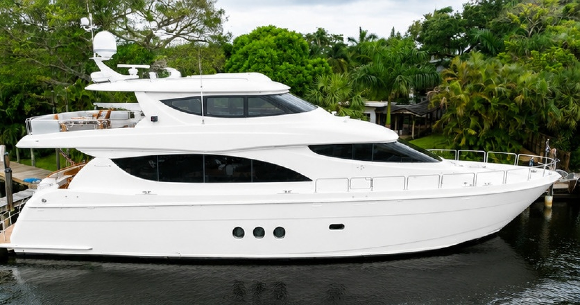 TOP SHELF 80ft Hatteras Yacht For Sale