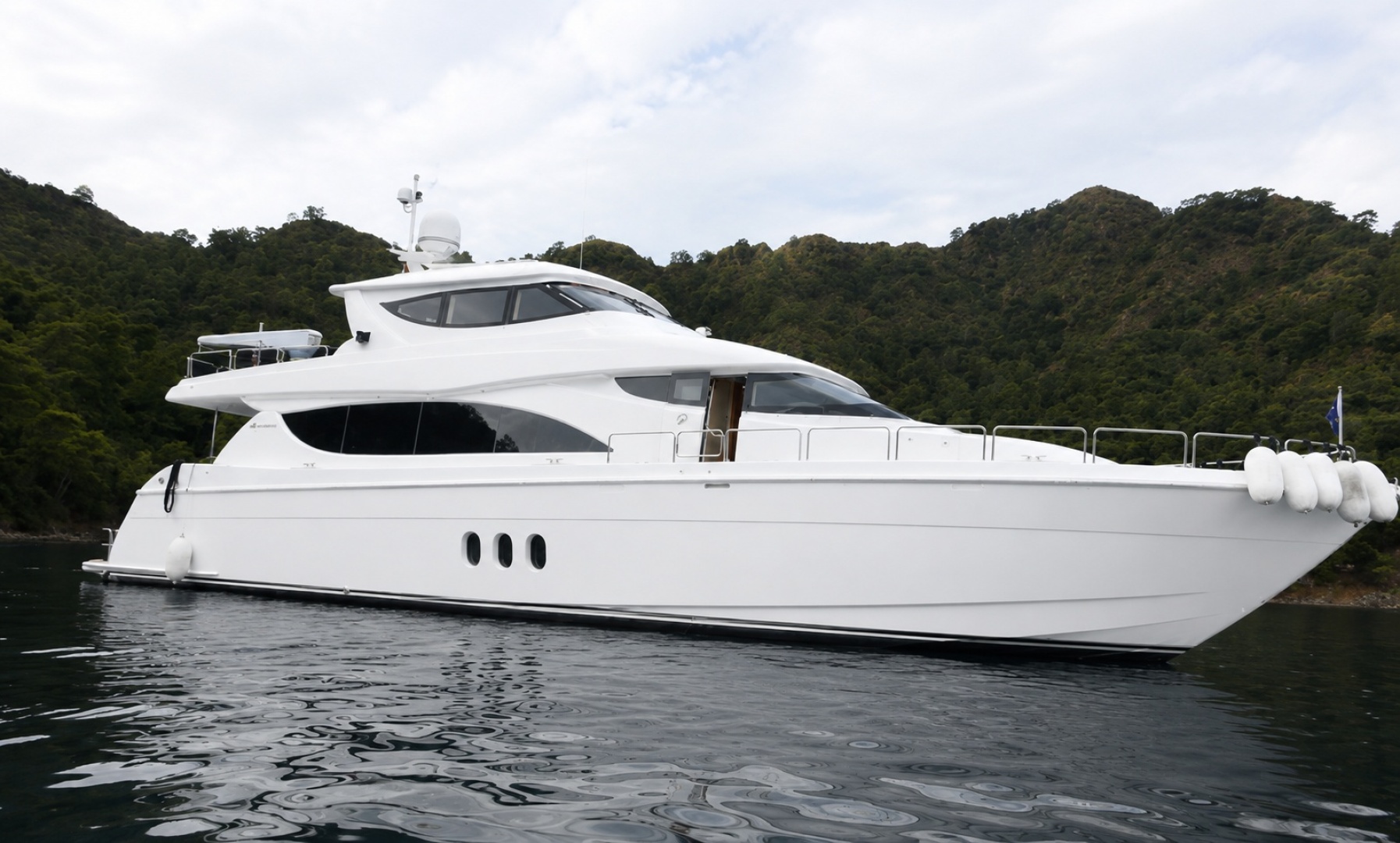TOP SHELF 80ft Hatteras Yacht For Sale