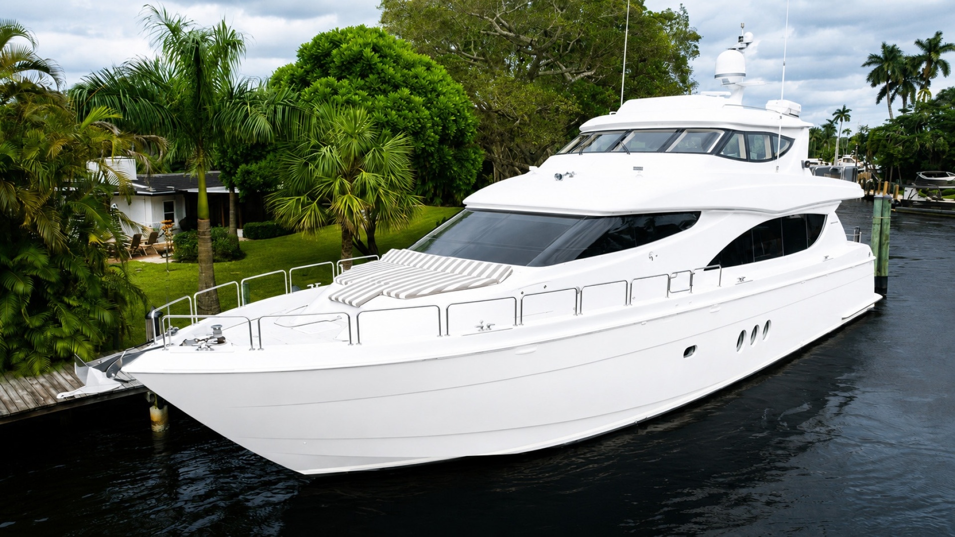 TOP SHELF 80ft Hatteras Yacht For Sale