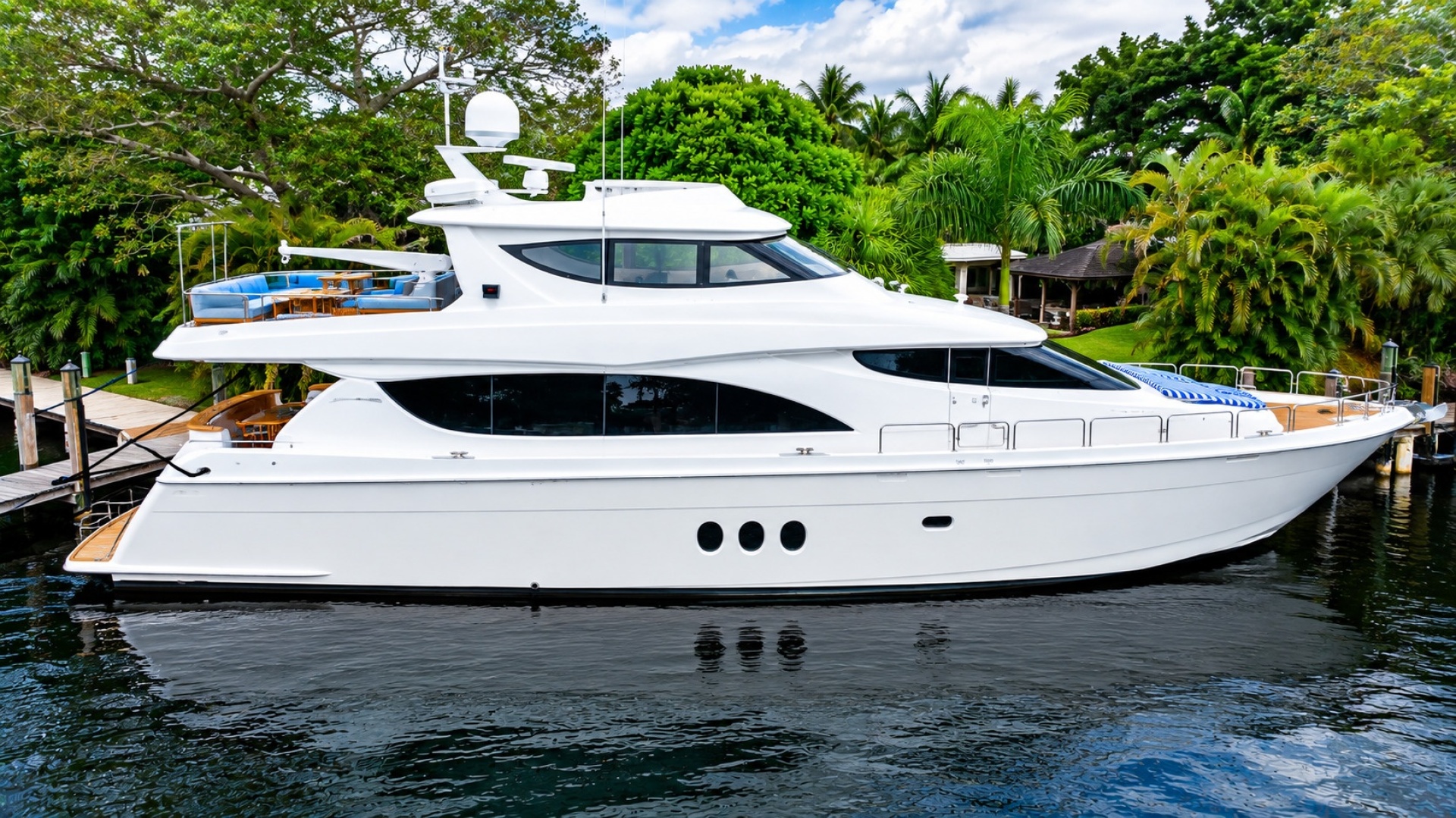 TOP SHELF 80ft Hatteras Yacht For Sale