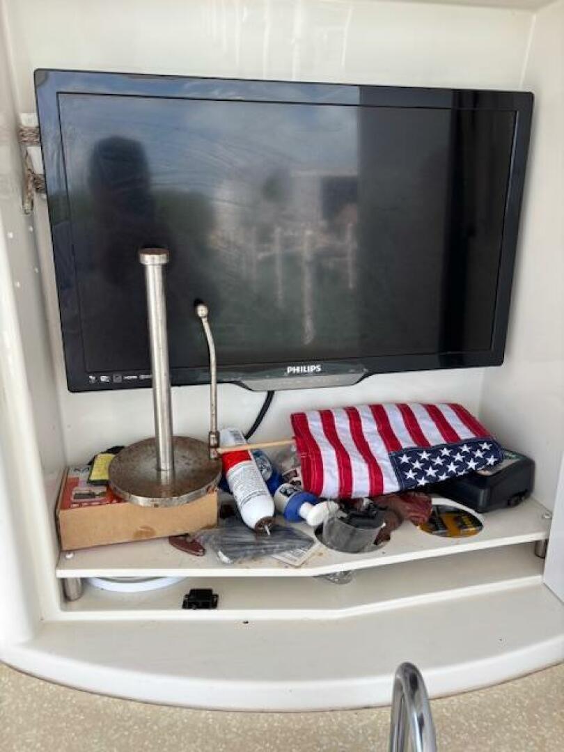 2006 Carver 43 Motor Yacht interior with TV, American flag, 