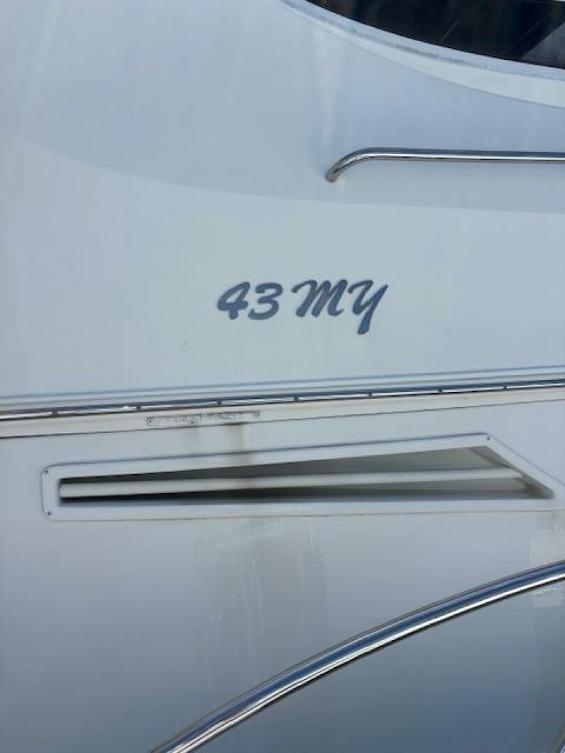 2006 Carver 43 Motor Yacht exterior detail with 