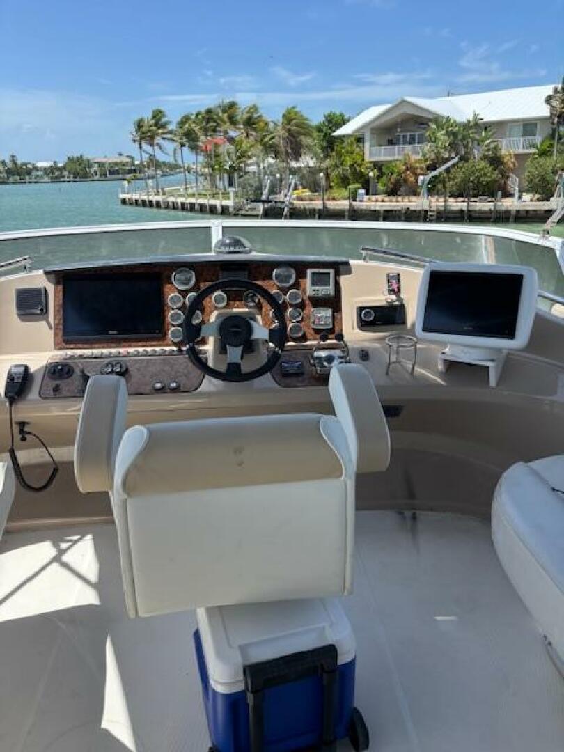 Helm of 2006 Carver 43 Motor Yacht with navigational equipme