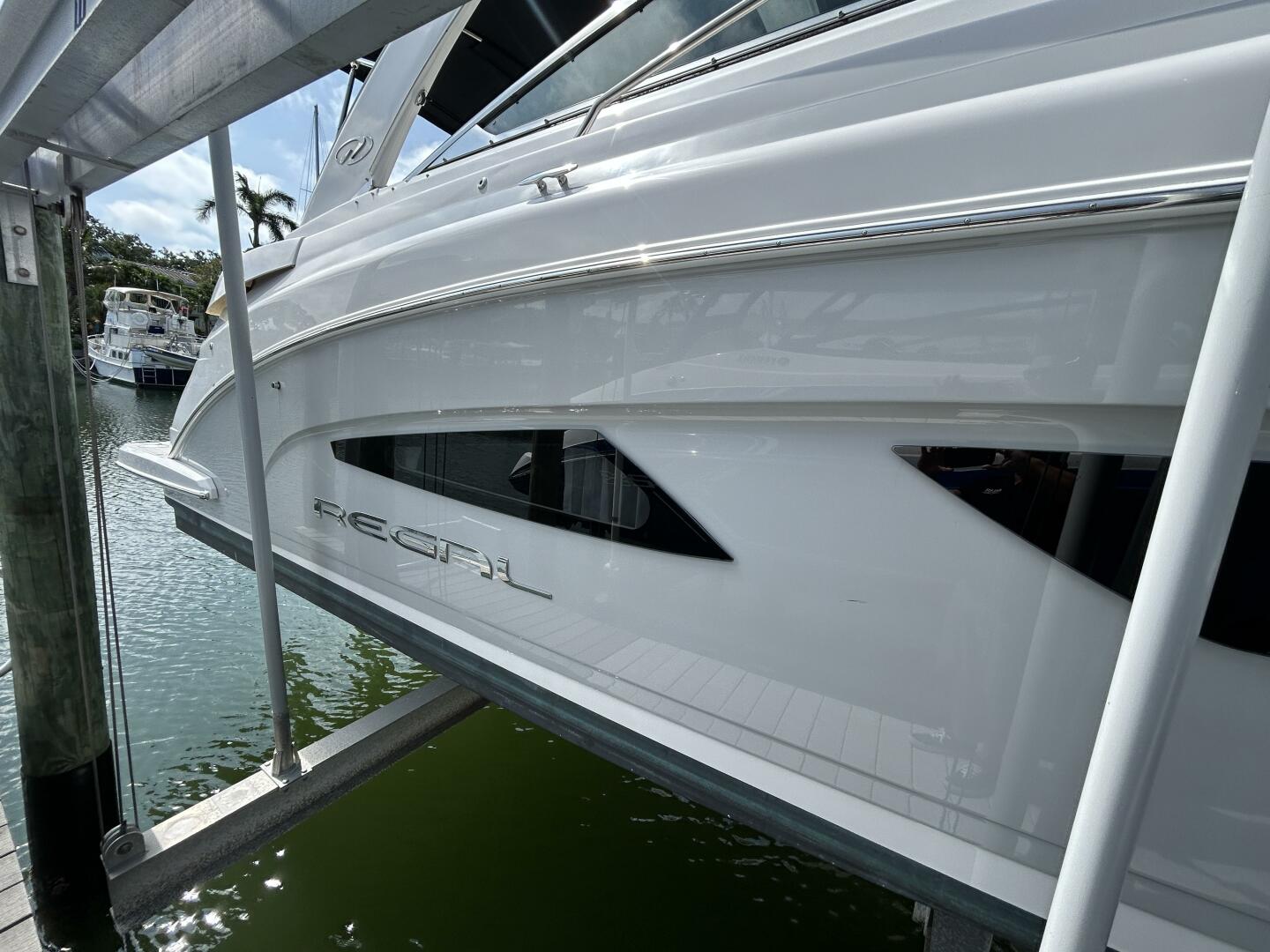 2020 Regal 33 XO 'Snuffleupagus'-Profile Starboard