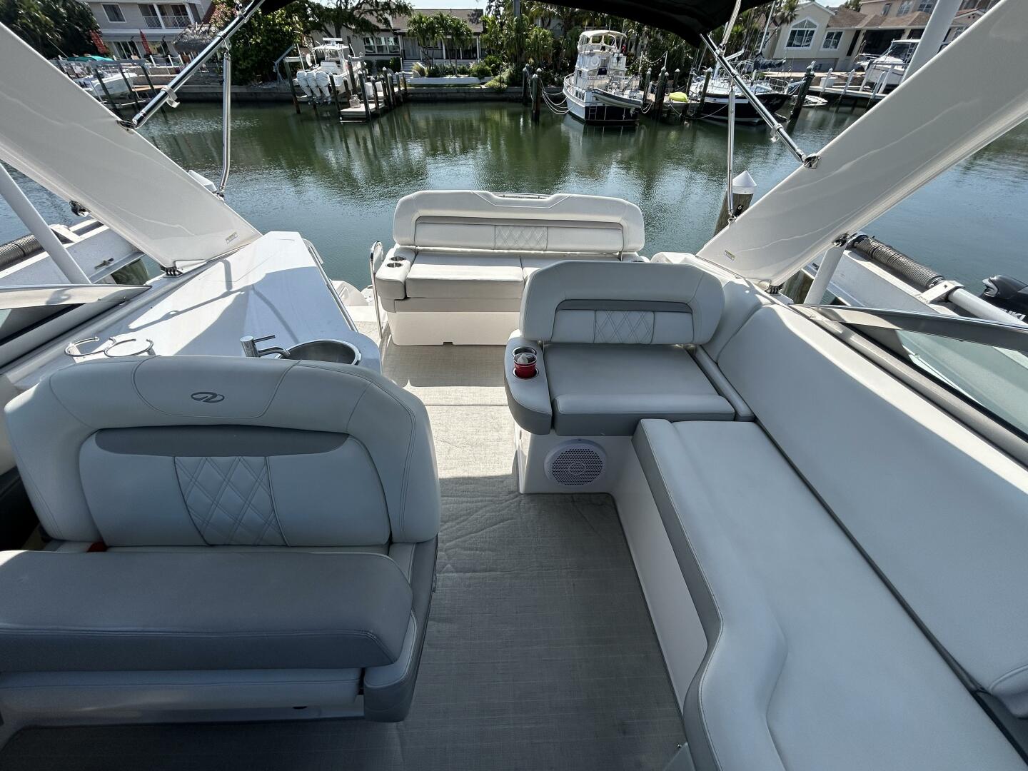 2020 Regal 33 XO 'Snuffleupagus'-Cockpit 