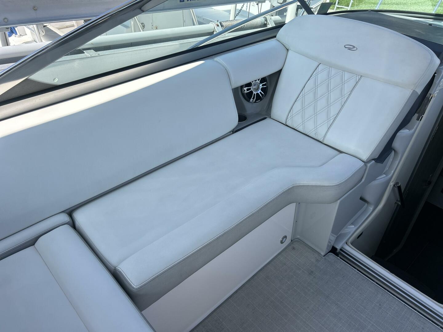 2020 Regal 33 XO 'Snuffleupagus'-Cockpit