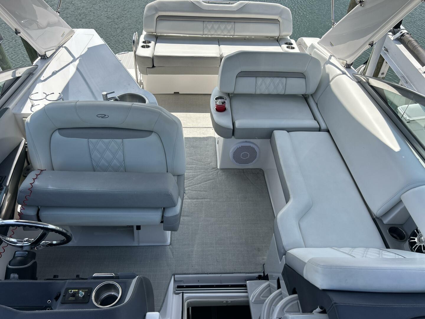 2020 Regal 33 XO 'Snuffleupagus'-Cockpit