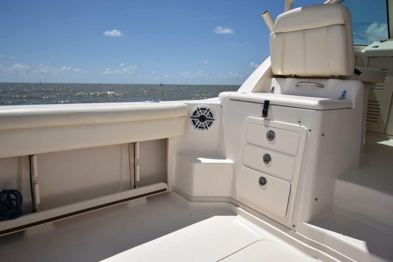 2016 Grady-White 330 Express 