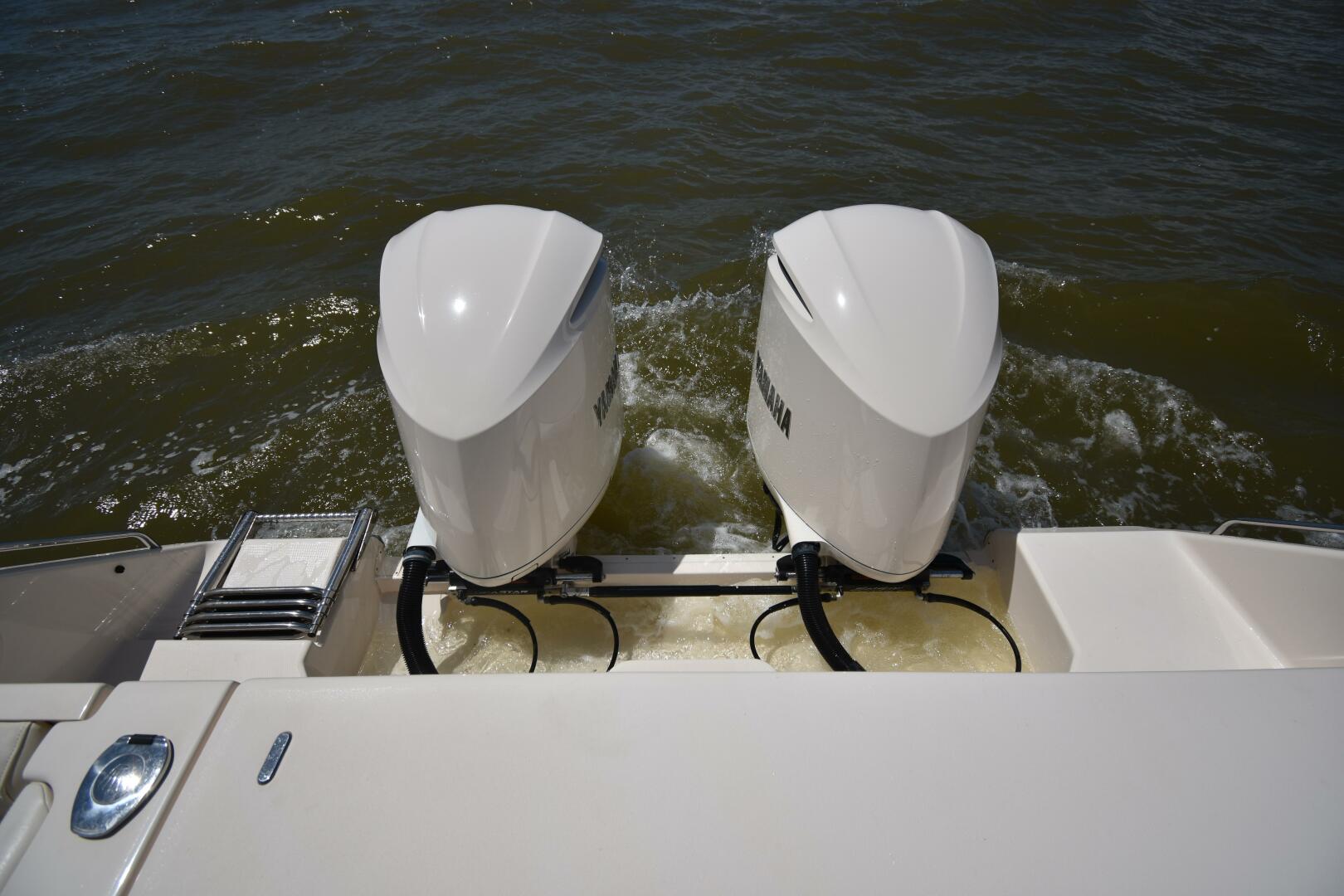 2016 Grady-White 330 Express 