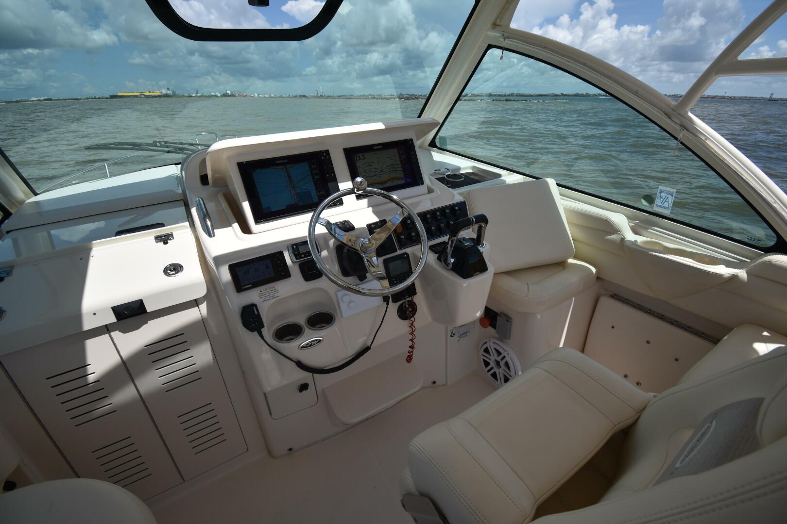 2016 Grady-White 330 Express 