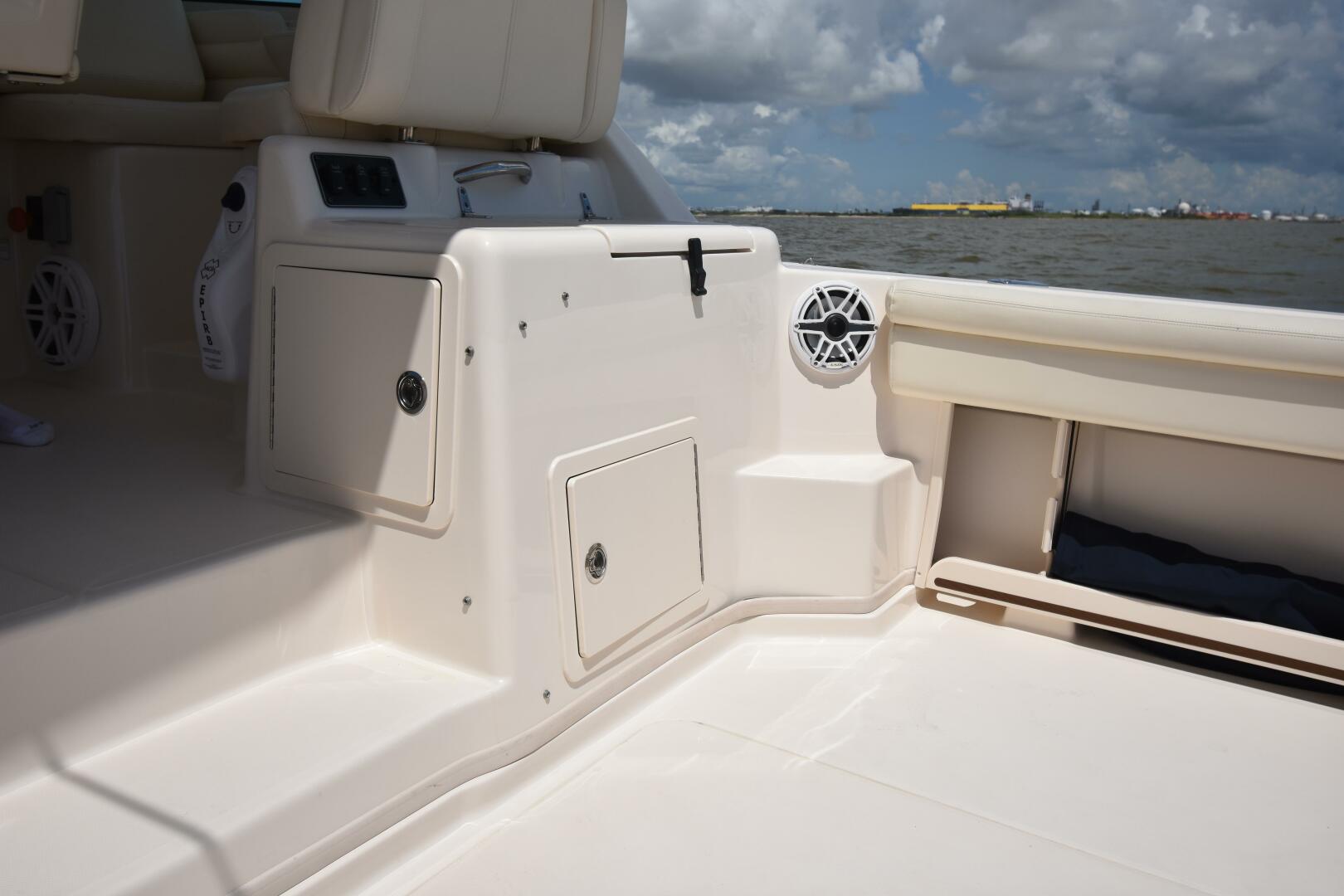 2016 Grady-White 330 Express 