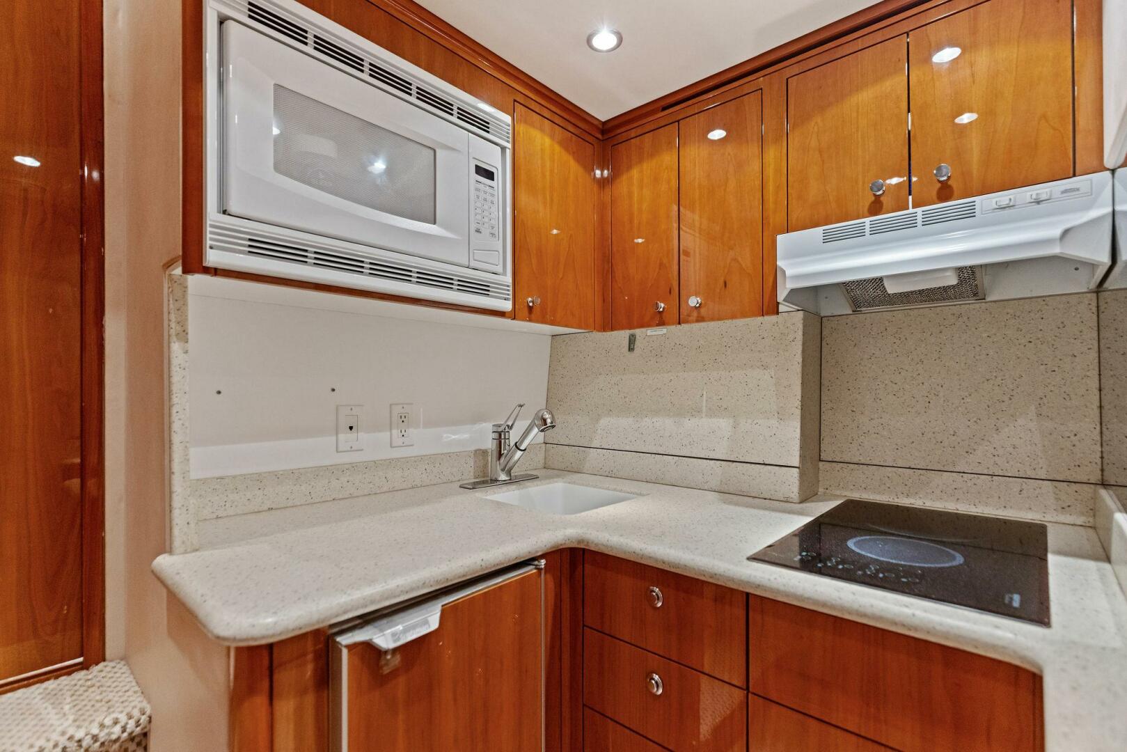 2006 Hatteras 68 CNV Big Game
