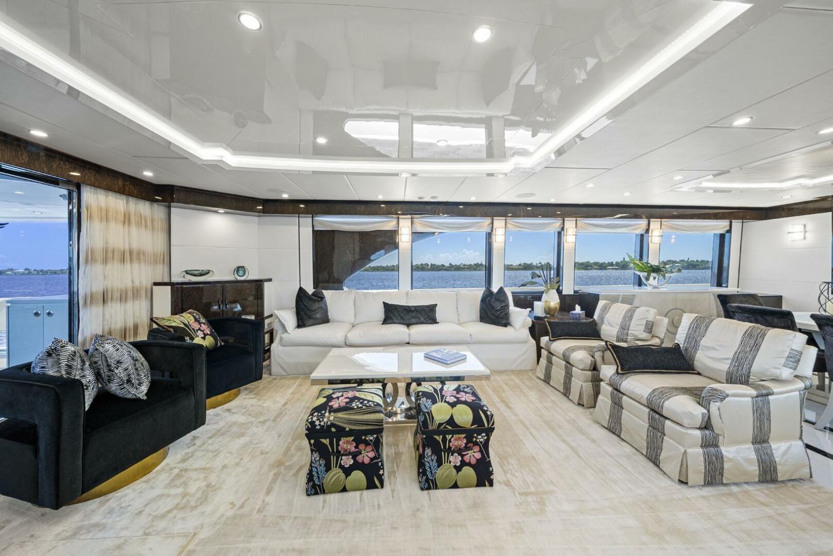 Salon Looking to Port  