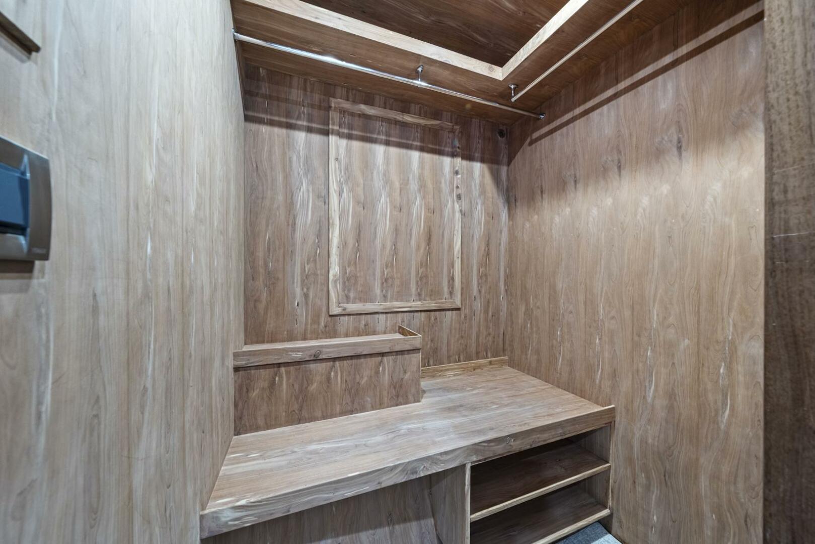Forward VIP Locker