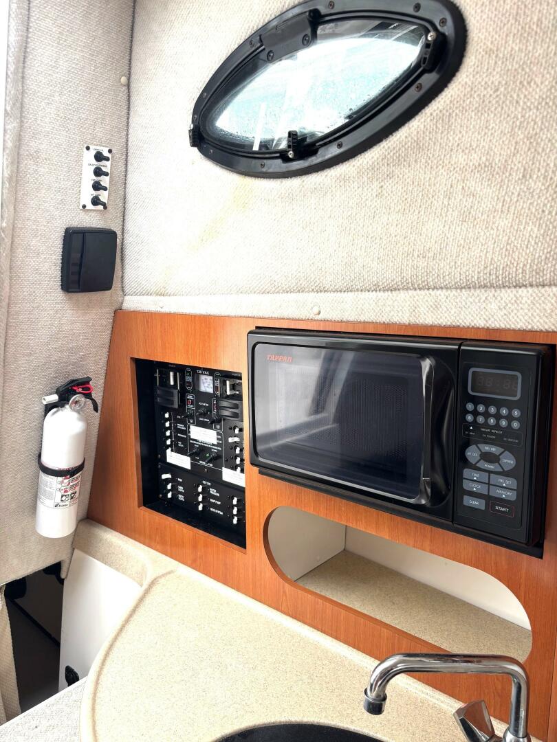 33ft Seaswirl Yacht For Sale
