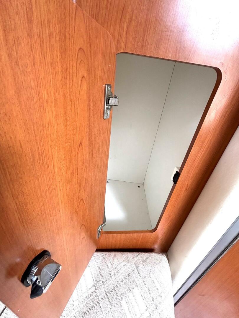 33ft Seaswirl Yacht For Sale