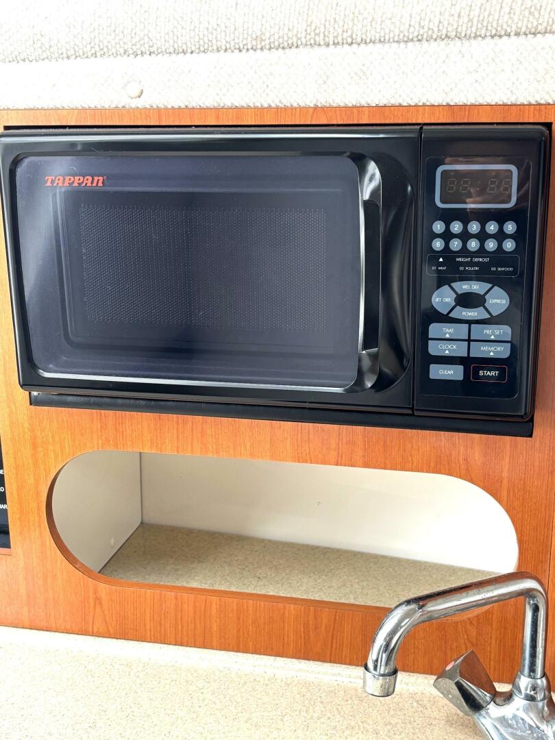 33ft Seaswirl Yacht For Sale