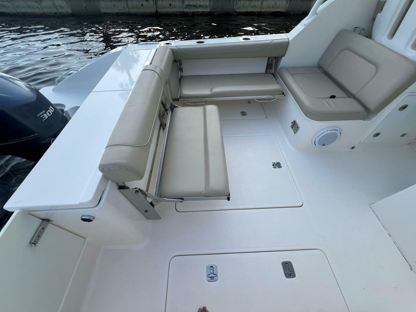 Pursuit 32 DC - Seating