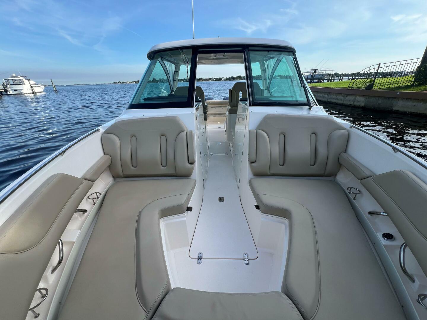 Pursuit 32 DC - Cockpit