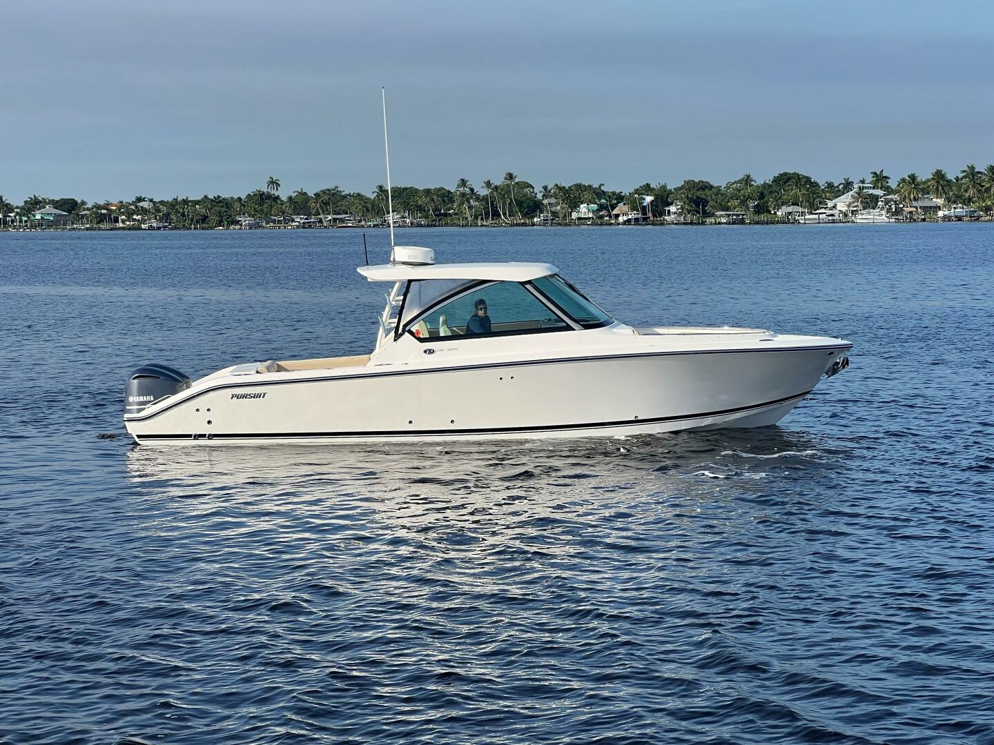 Pursuit 32 DC - Profile