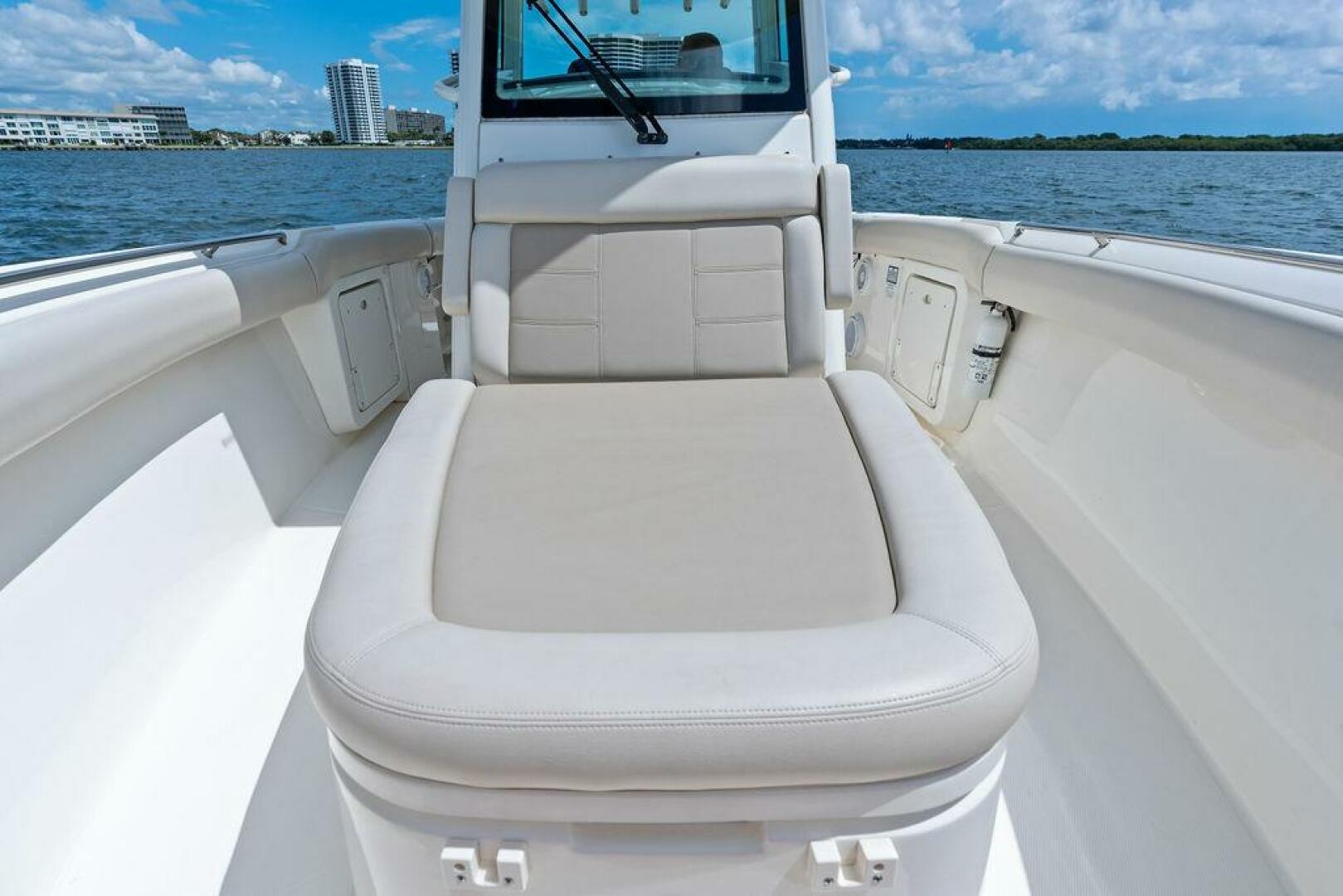 ZOOM 28ft Boston Whaler Yacht For Sale