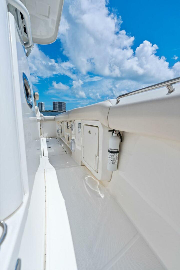 ZOOM 28ft Boston Whaler Yacht For Sale