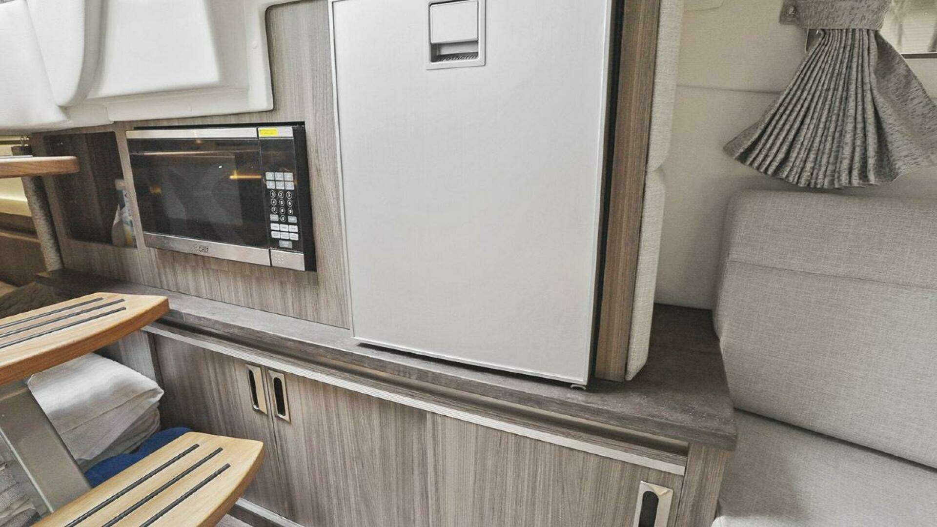 Sea Ray 320 DA-OB Yacht For Sale