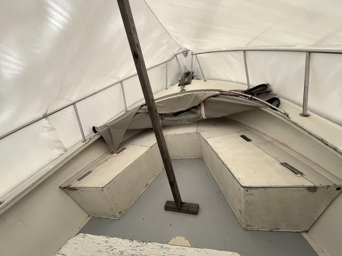 MorganBay 22 forward seating, storage, bowrail