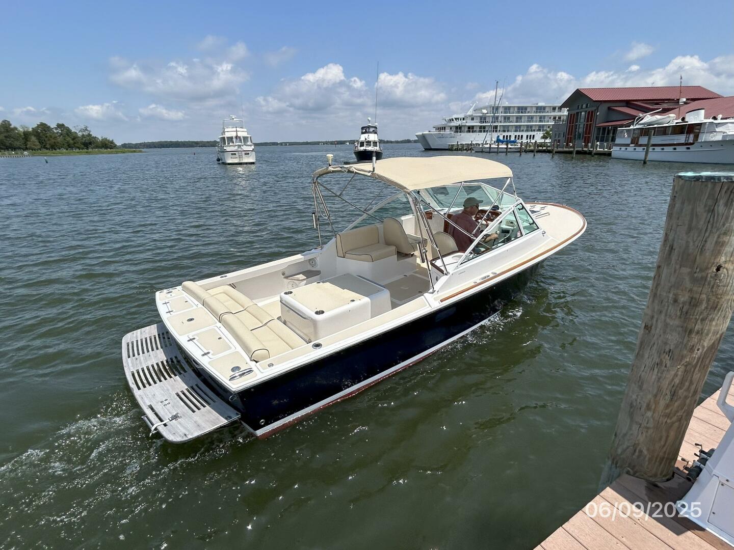 25' Hunt starboard aft profile