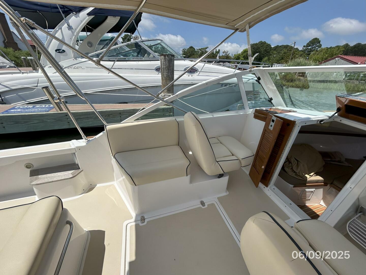 25' Hunt upper deck port