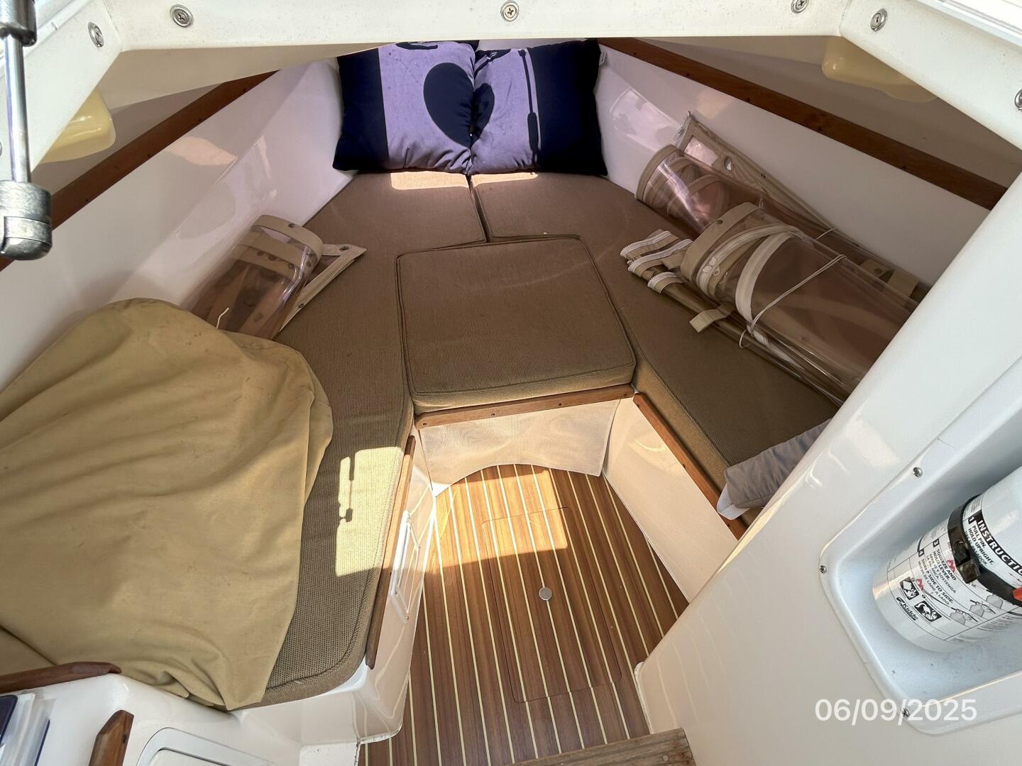 25' Hunt cabin forward