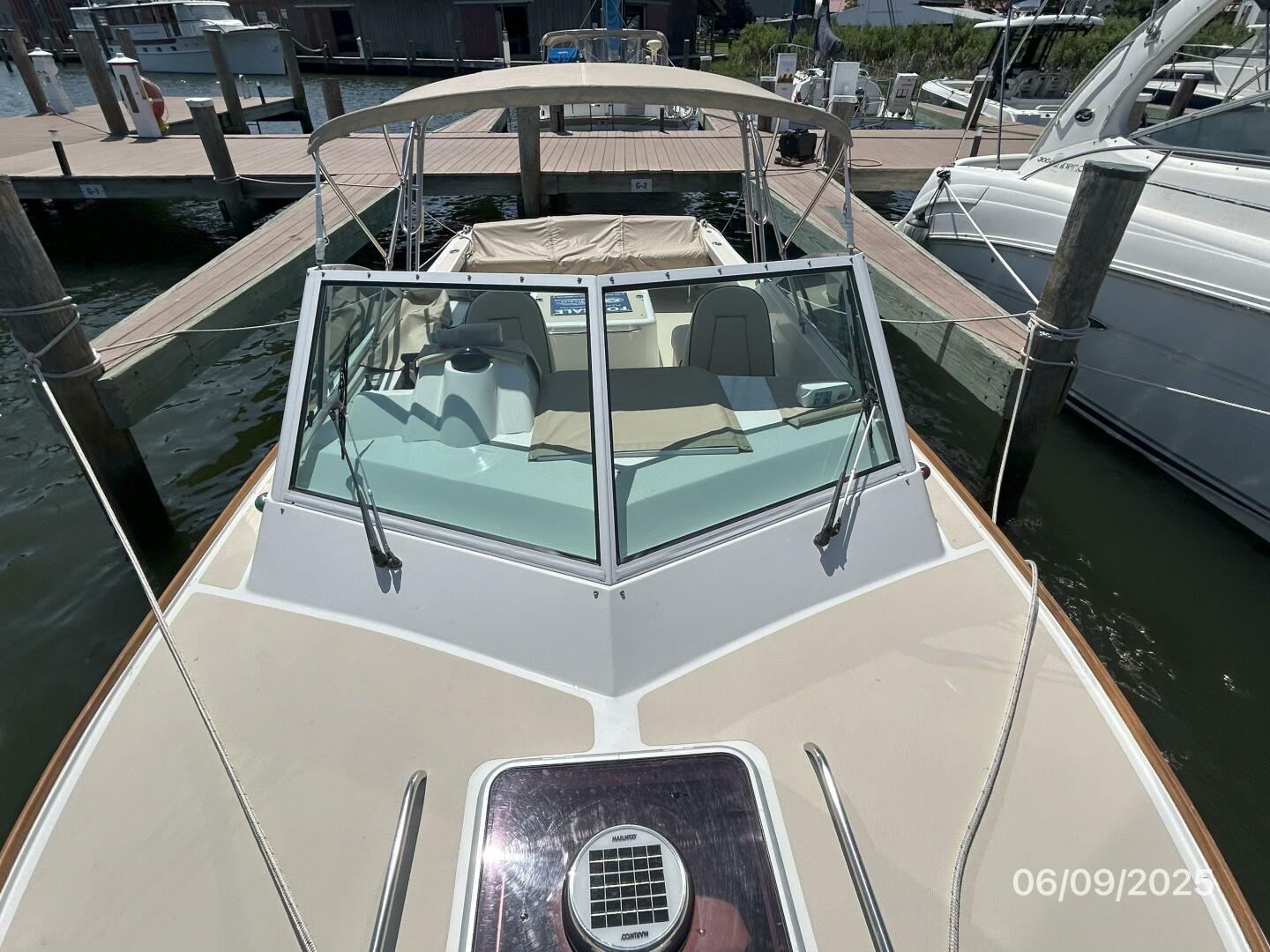 25' Hunt foredeck aft
