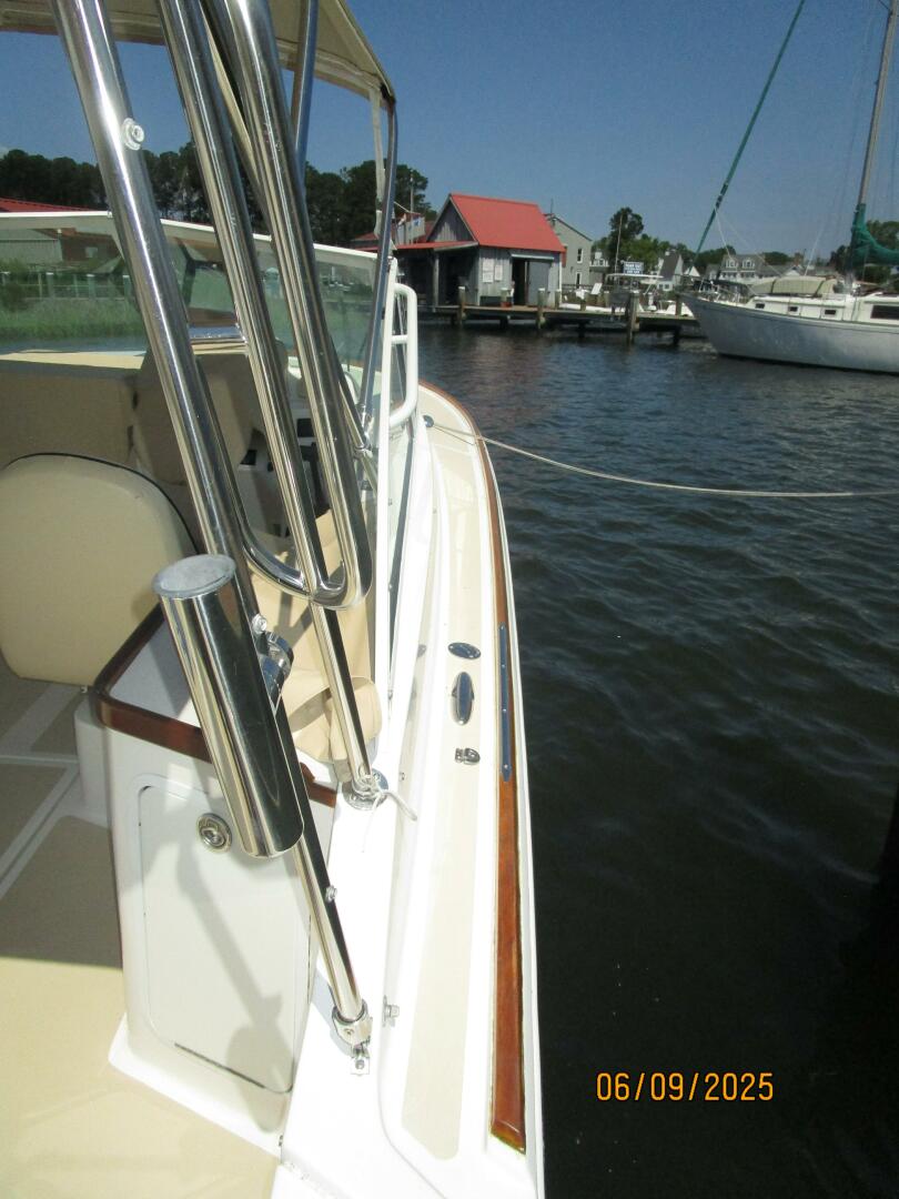 25' Hunt starboard side deck
