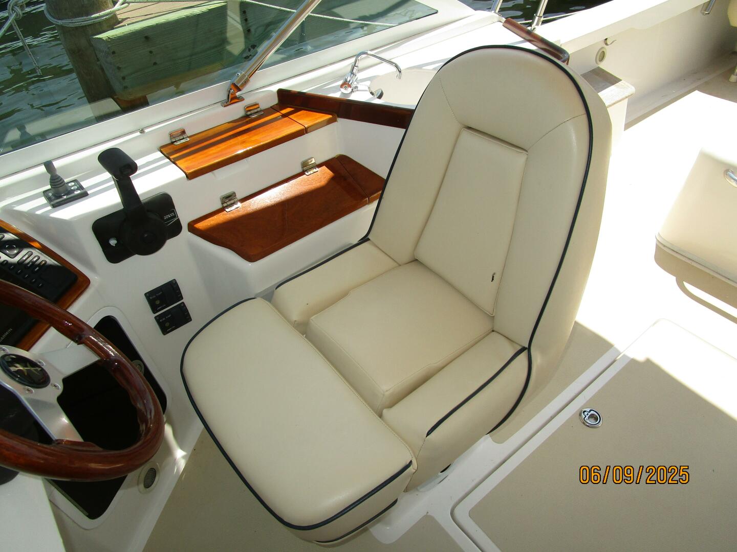 25' Hunt helmseat