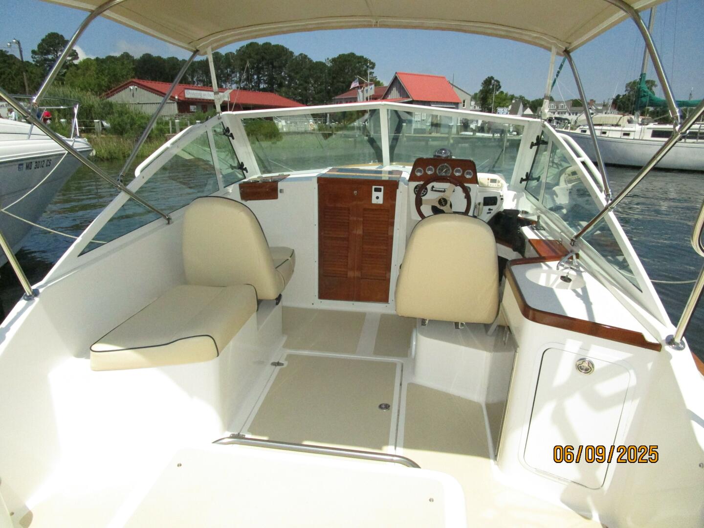 25' Hunt upper deck forward