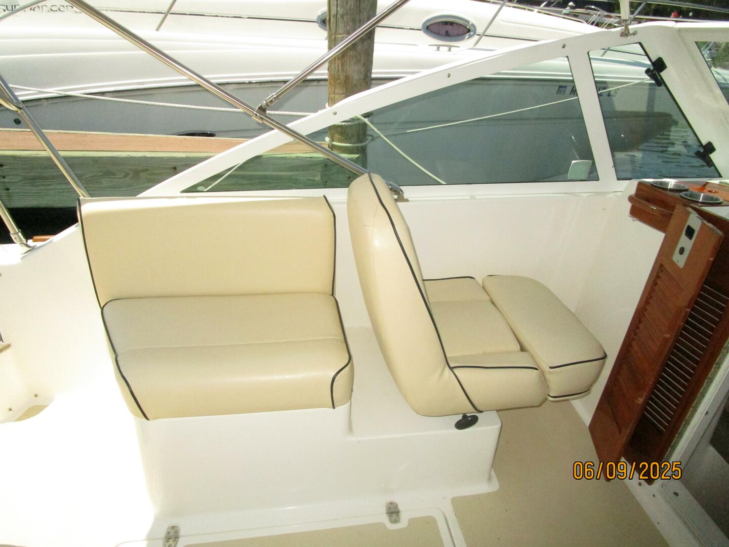25' Hunt upper deck port seating