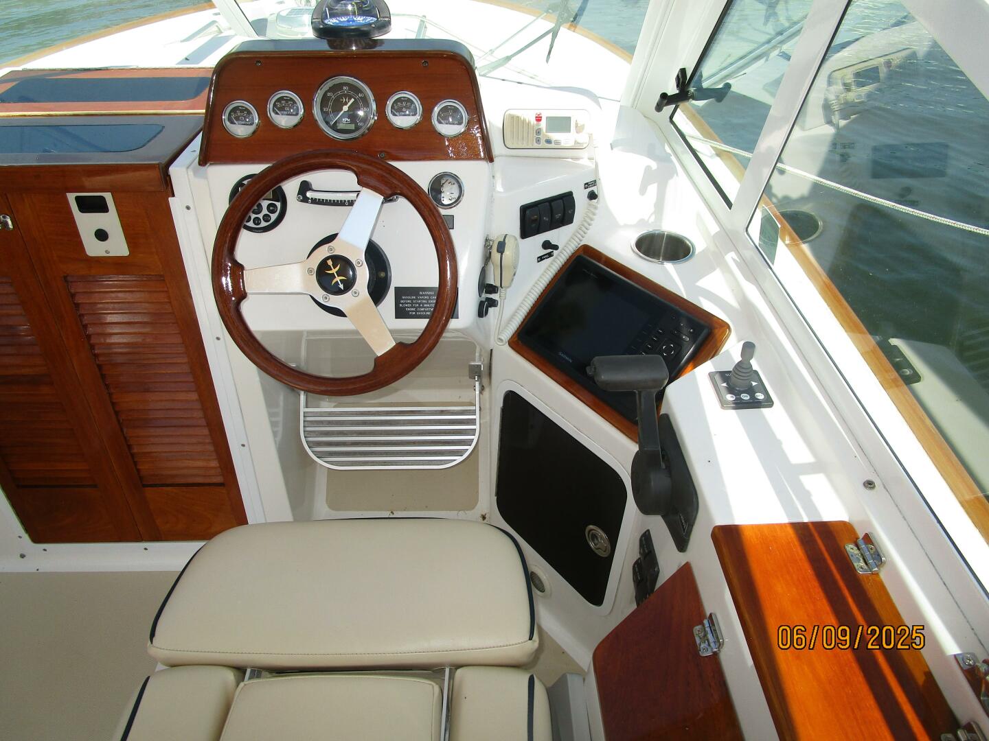 25' Hunt helm2